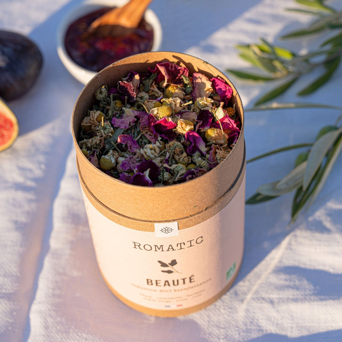 Infusion Beauté bio – vue d’en haut, plantes visibles : thym, camomille, bardane, vigne rouge, ortie, rose