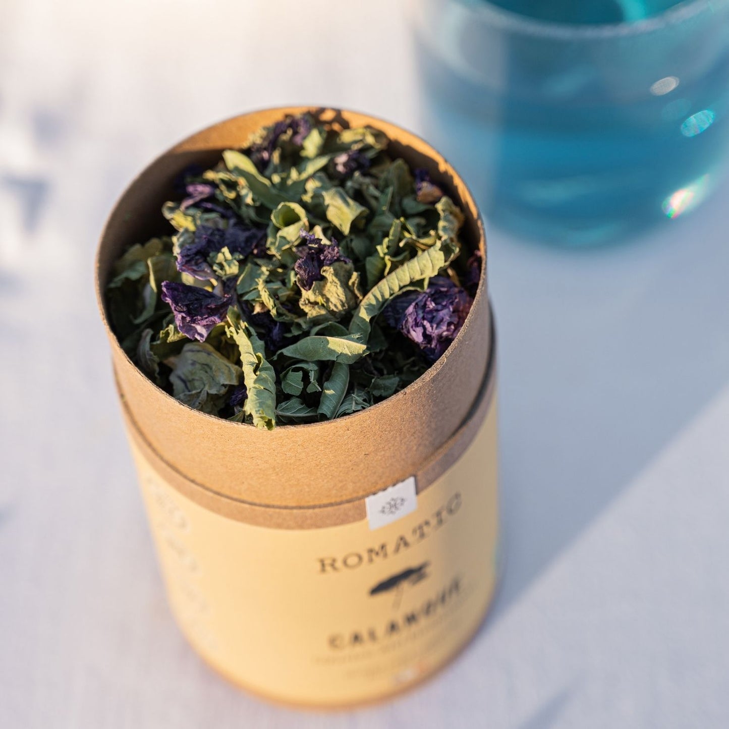 Infusion Cycle bio – vue d’en haut, plantes visibles : achillée, framboisier, ortie, menthe poivrée, camomille