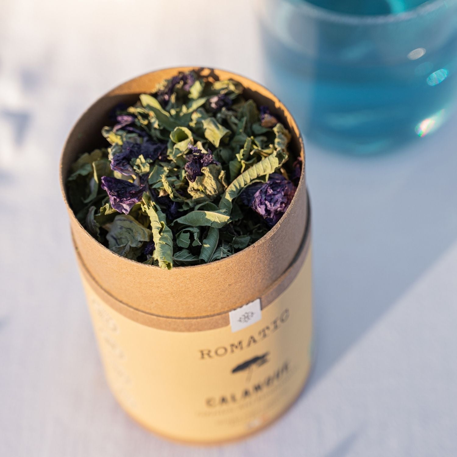 Infusion Cycle bio – vue d’en haut, plantes visibles : achillée, framboisier, ortie, menthe poivrée, camomille