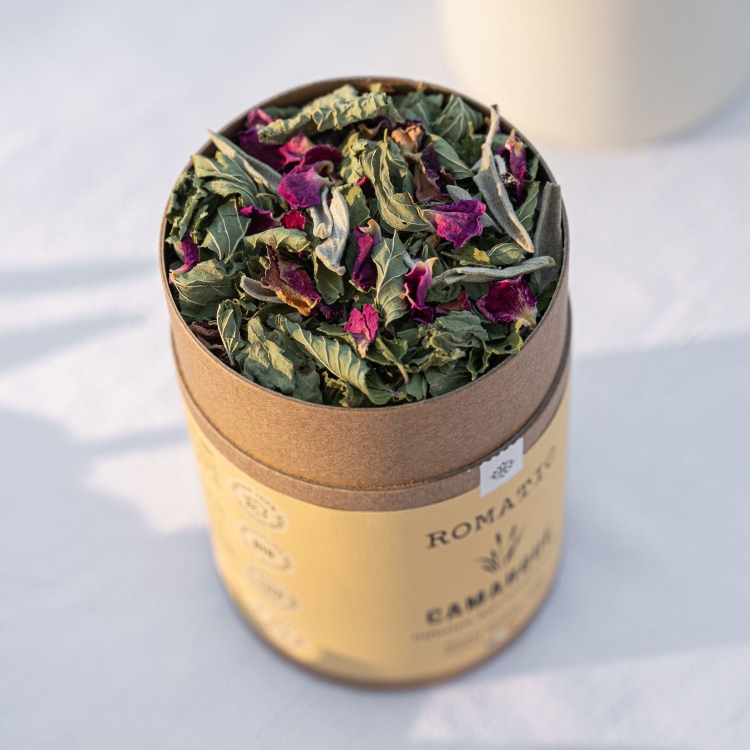 Infusion Camargue bio – vue d’en haut, plantes visibles : menthe poivrée, sauge, mélisse, lavande, rose