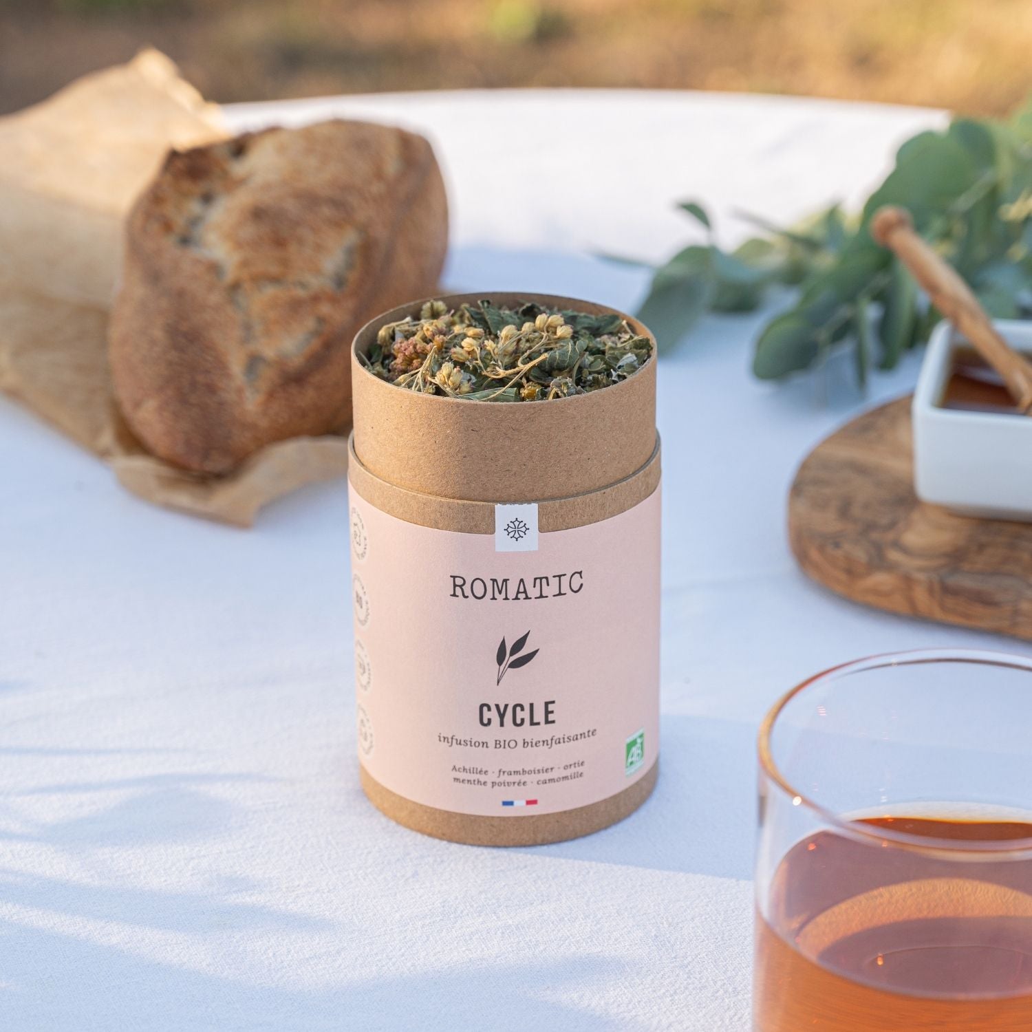 Infusion Cycle bio – photo lifestyle avec boîte ouverte