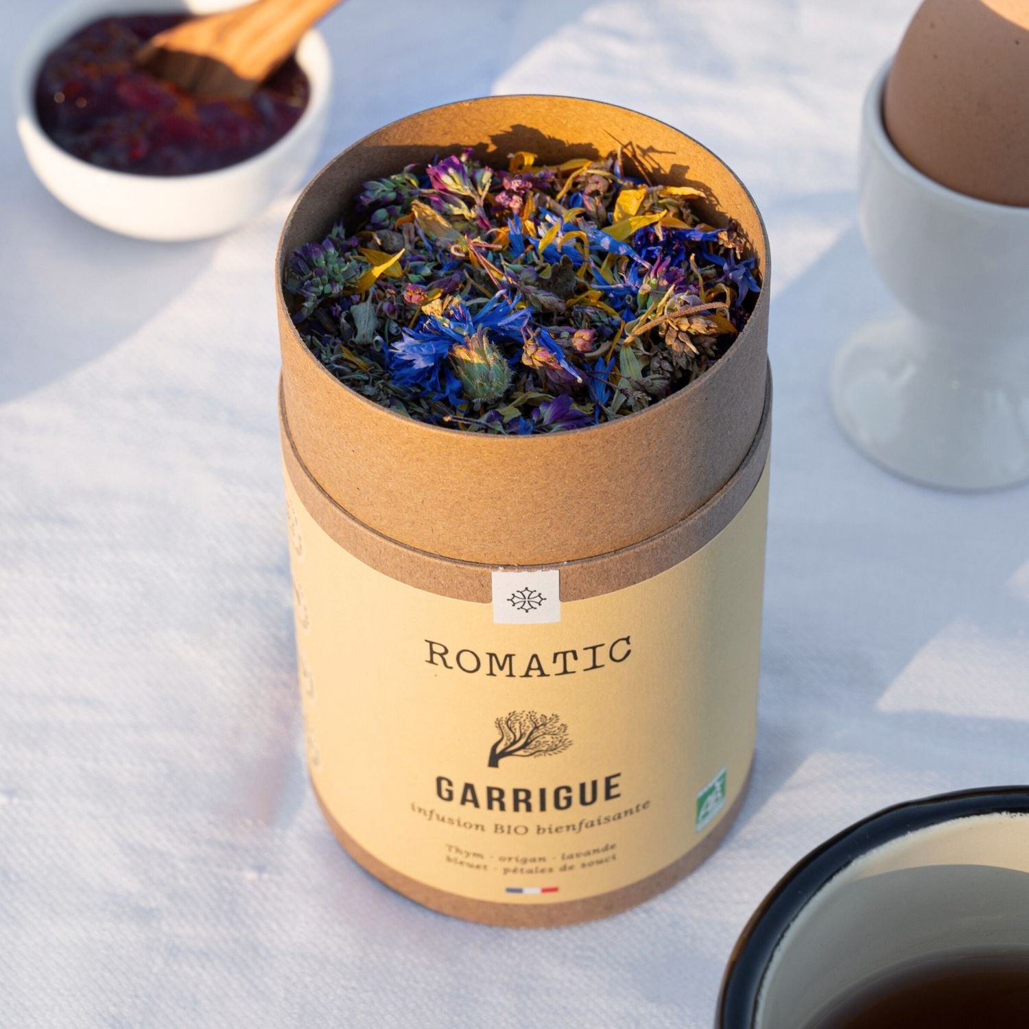 Infusion Garrigue bio – vue d’en haut, plantes visibles : thym, origan, lavande, bleuet, souci