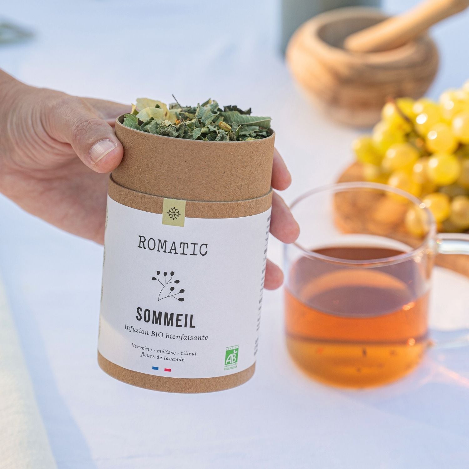 Infusion Sommeil bio – photo lifestyle boîte ouverte tenue en main