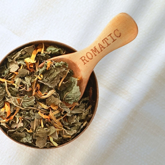 Rituel Essentiel – Gros plan sur la cuillère doseuse et la boite d'infusion ouverte