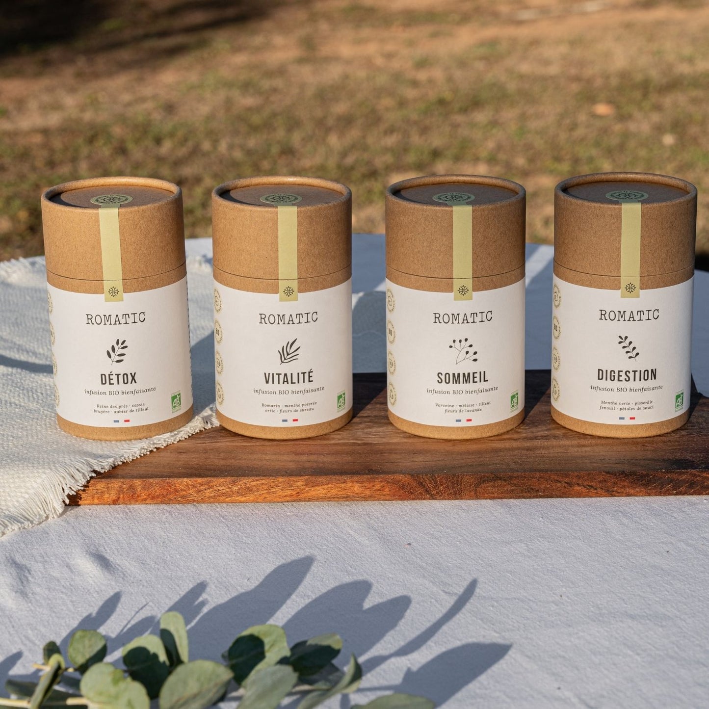 Rituel Essentiel – 4 infusions bio (Digestion, Vitalité, Sommeil, Détox) – boîtes ouvertes avec plantes visibles