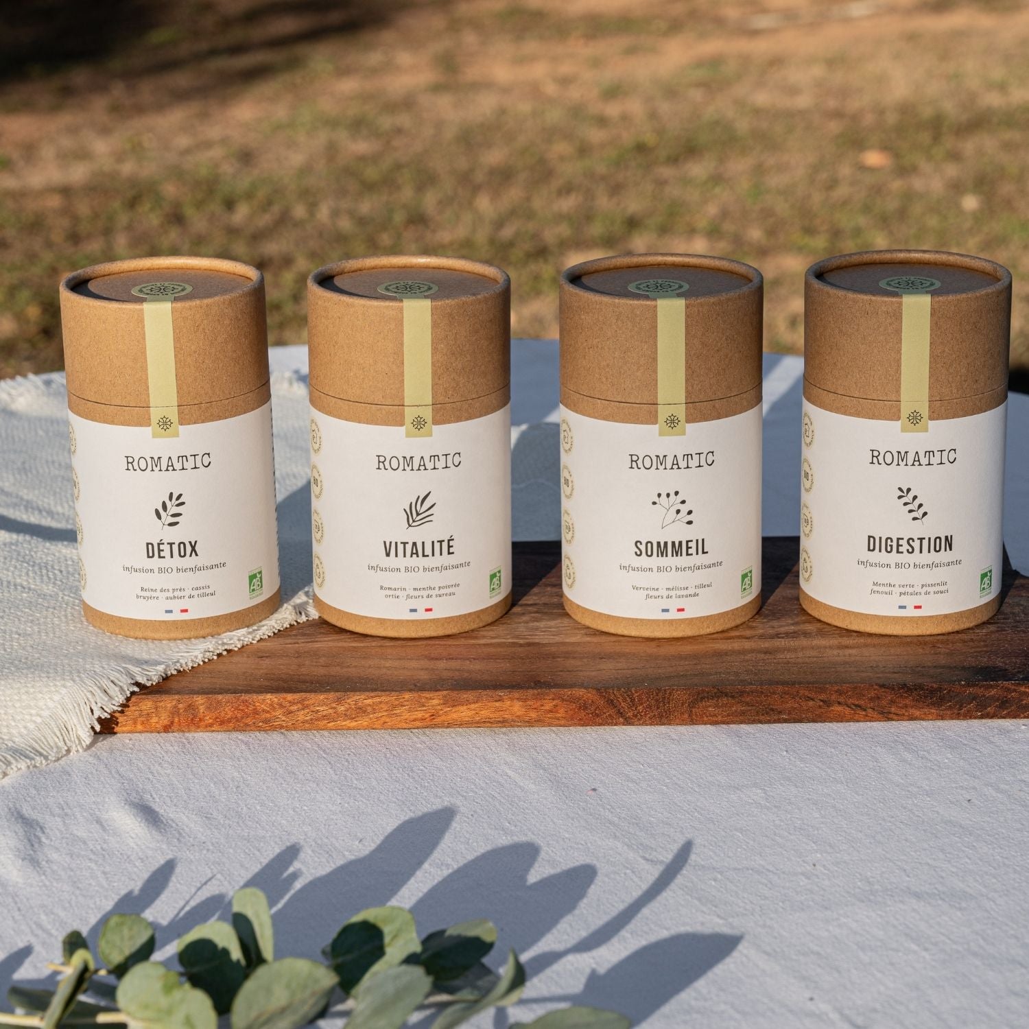 Rituel Essentiel – 4 infusions bio (Digestion, Vitalité, Sommeil, Détox) – boîtes ouvertes avec plantes visibles