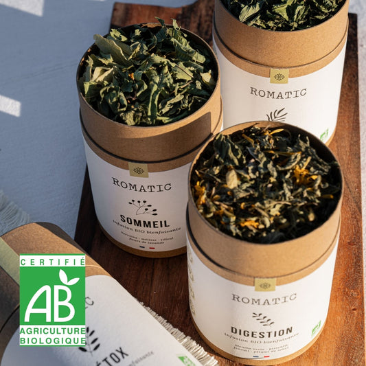 Rituel Essentiel – 4 infusions bio (Digestion, Vitalité, Sommeil, Détox) – boîtes ouvertes avec plantes visibles