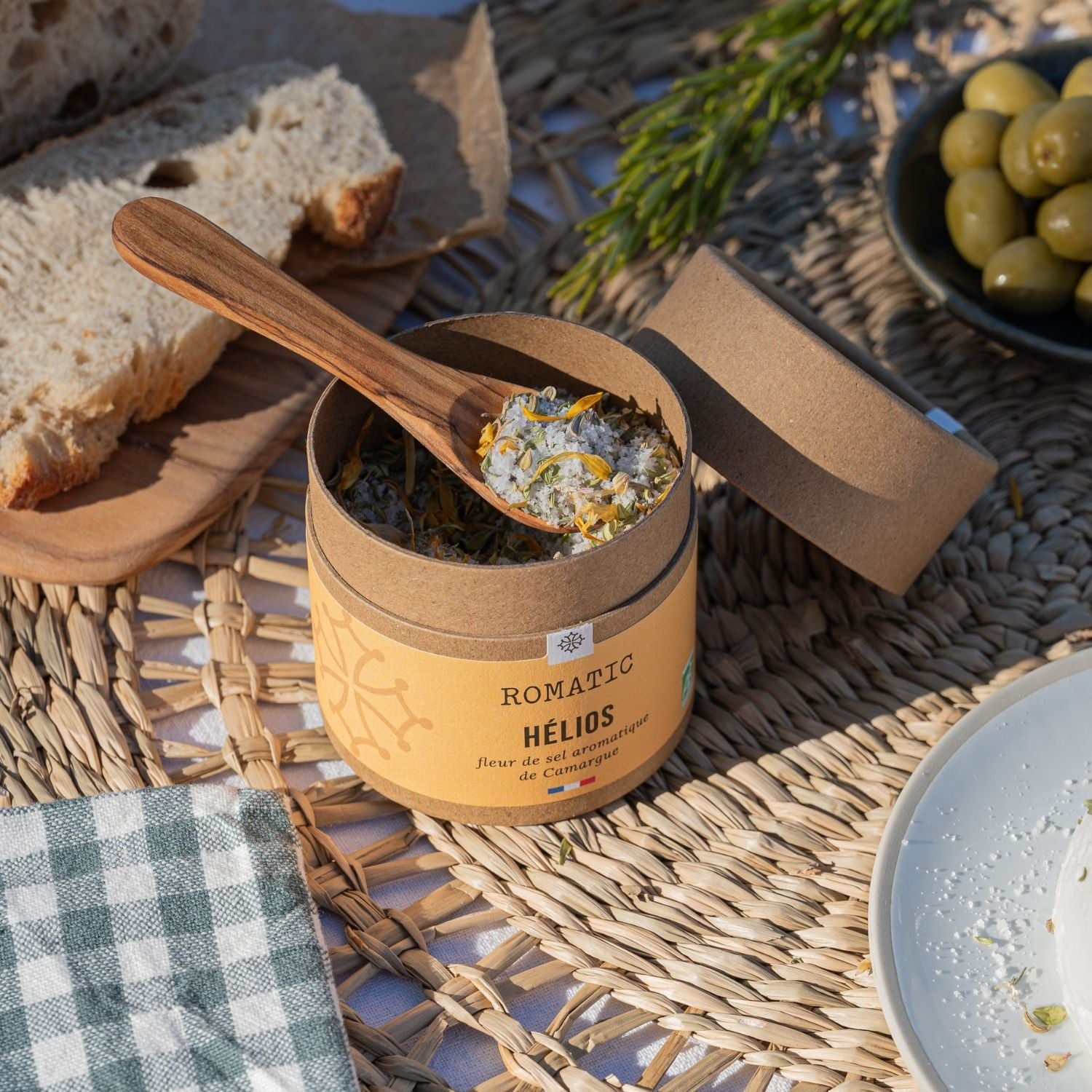 Hélios – Fleur de sel aromatique bio – photo lifestyle sur table